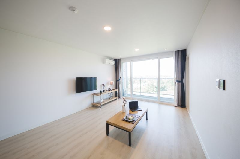 Deluxe (Mountain View + Heated Pool)