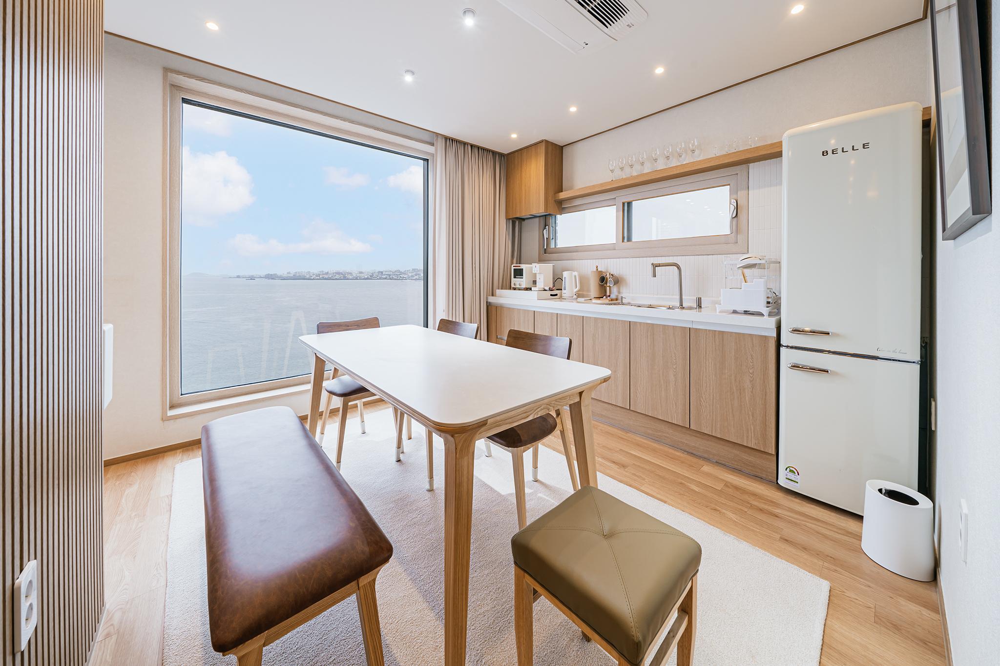 Ocean Suite - Grand Panoramic Ocean View/35 pyeong (30,000 won per night including bedding set
