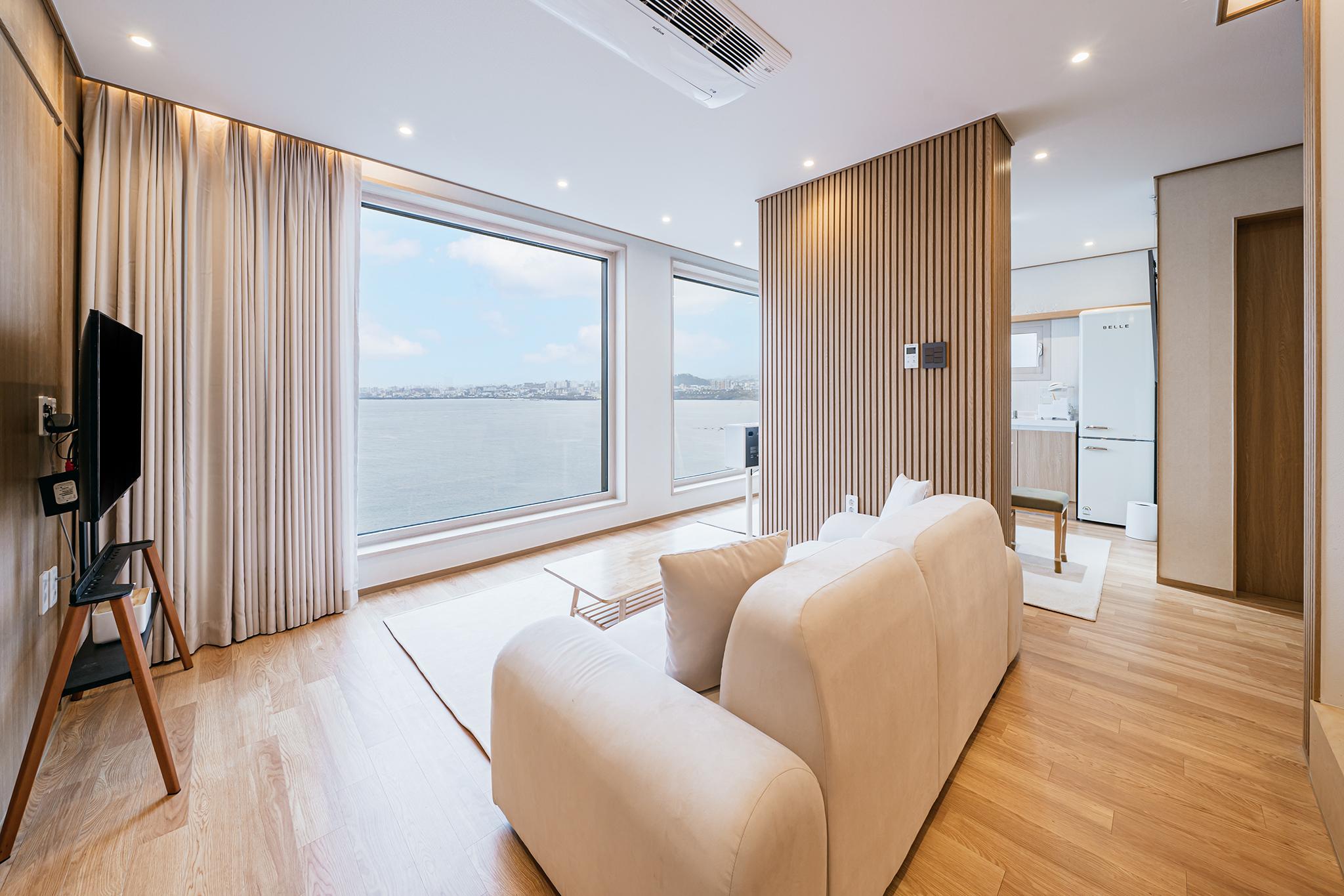 Ocean Suite - Grand Panoramic Ocean View/35 pyeong (30,000 won per night including bedding set