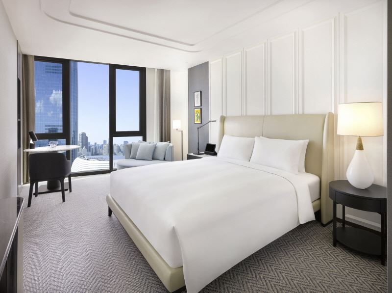 Luxury Lake King with Breakfast (2 Adults + 1 Child)