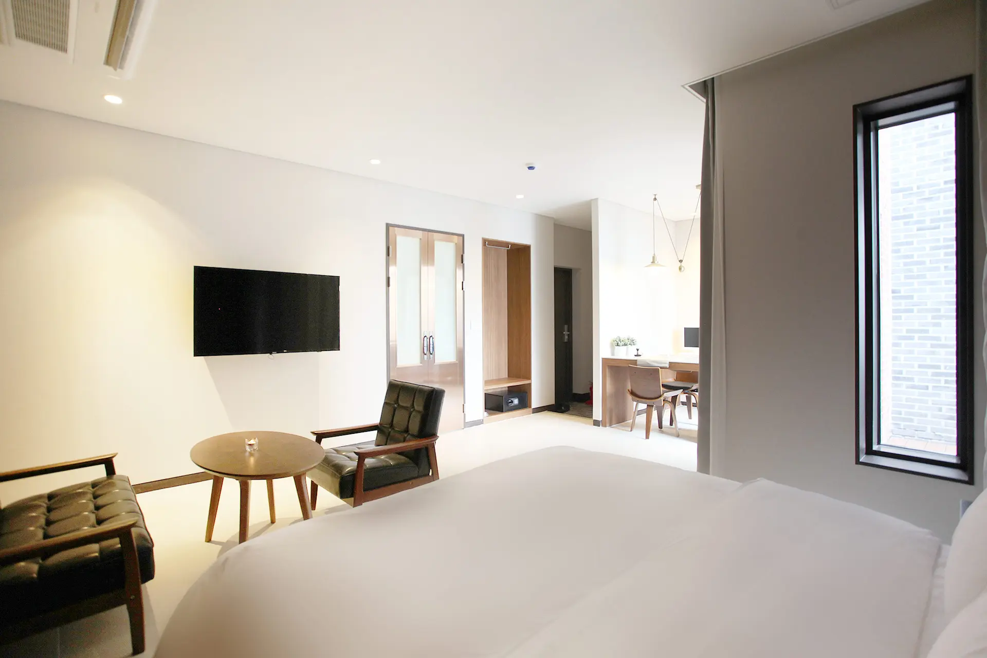 Bricks Classic (large TV, personal Netflix account, YouTube viewing available) (balcony table, max 2