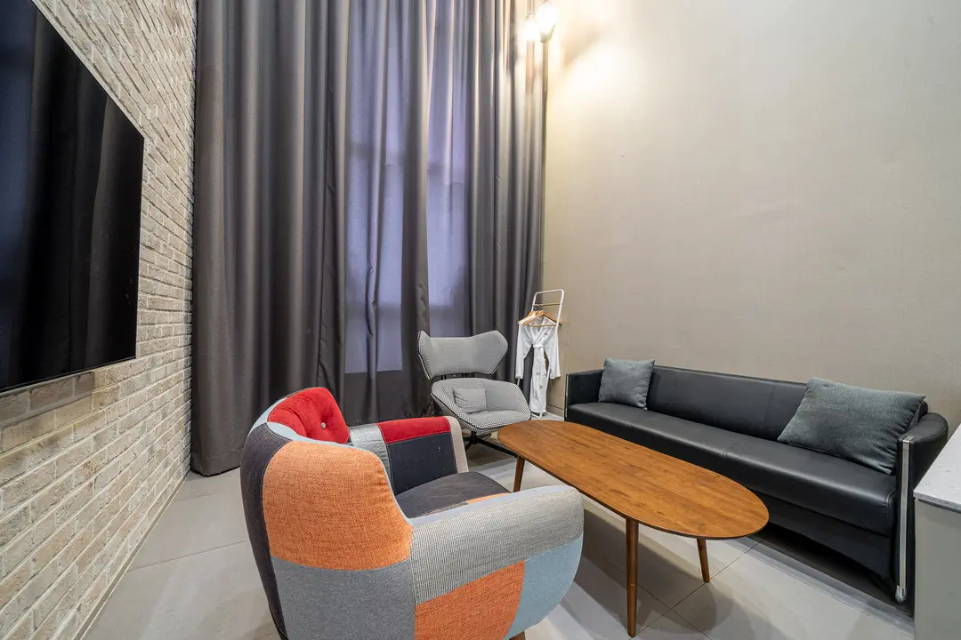 Bricks Duplex (large TV, personal Netflix account, YouTube viewing available) (balcony table, duplex