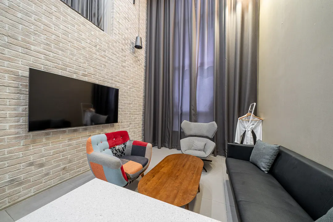 Bricks Duplex (large TV, personal Netflix account, YouTube viewing available) (balcony table, duplex