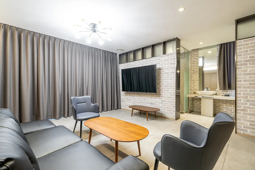 Penthouse (large TV, personal Netflix account, YouTube viewing available) (balcony table, mini pool,