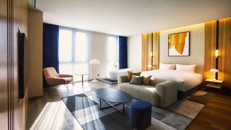 Premium One King Bed - Shower