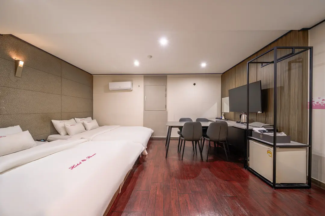 Party room / No bathtub (8 pyeong / 4-person table / Netflix / YouTube Premium / Latex bed / No canc