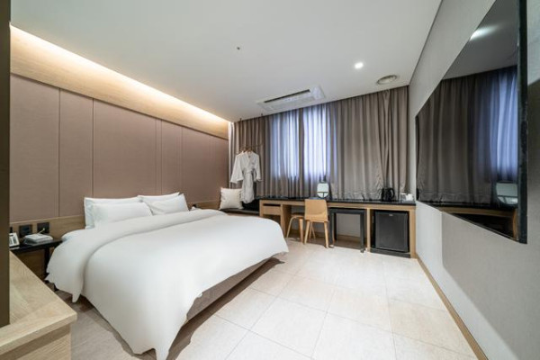 13+ Deluxe - Late Check-in (Large TV, Netflix personal account, YouTube viewing available) (Random