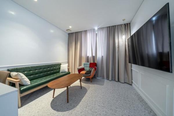 Bricks White (large TV, personal Netflix account, YouTube viewing available) (balcony table, max 2 p