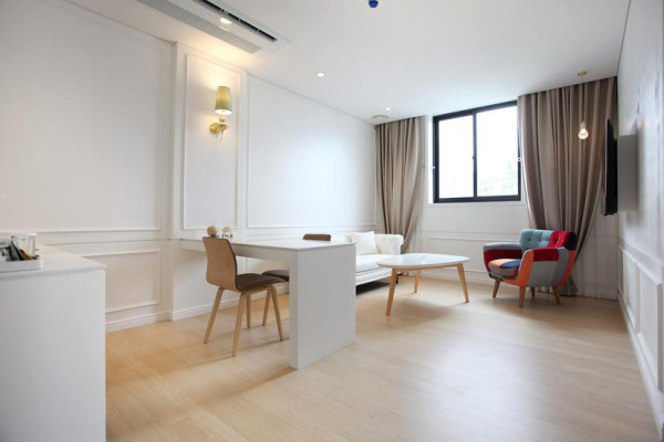 Bricks White (large TV, personal Netflix account, YouTube viewing available) (balcony table, max 2 p