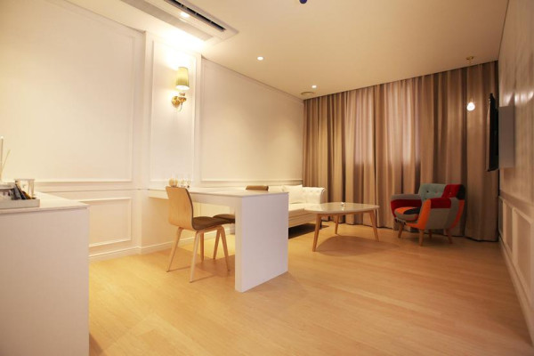 Bricks White (large TV, personal Netflix account, YouTube viewing available) (balcony table, max 2 p