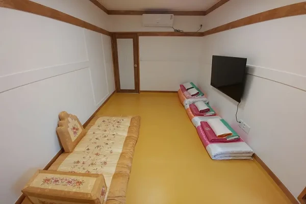 5 person family room