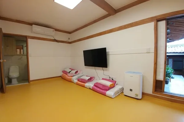 5 person family room