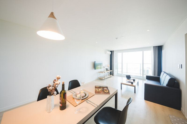 Family Room (Mountain View)