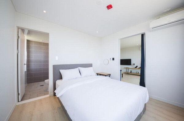 Deluxe (Mountain View + Heated Pool)