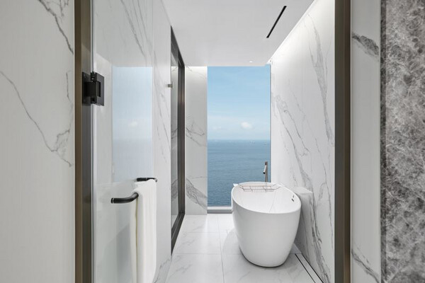 Hill Luna Family (Room Only)