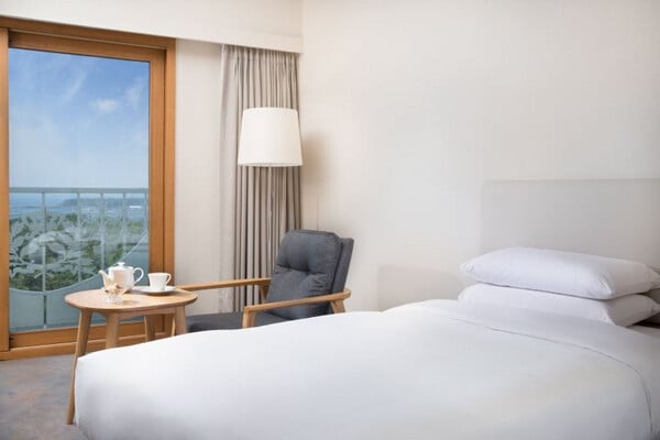 Ocean View Twin + Breakfast for 2