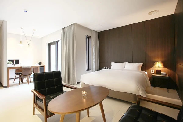 Bricks Classic (large TV, personal Netflix account, YouTube viewing available) (balcony table, max 2