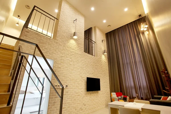 Bricks Duplex (large TV, personal Netflix account, YouTube viewing available) (balcony table, duplex