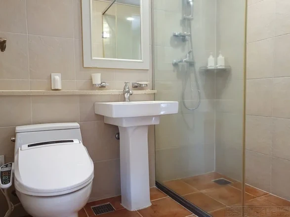 Deluxe (One-Bed, Hotel Type)