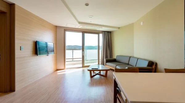 Family Room (Clean/Standard/Bed)