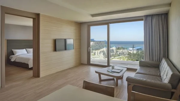 Family Room (Clean/Beach Ocean View/Bed)