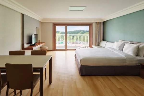 Suite (Oak Clean / Park View / Bed)