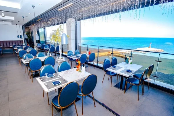 [Suggested Plan A] Family Suite – Free extra guests up to max occupancy