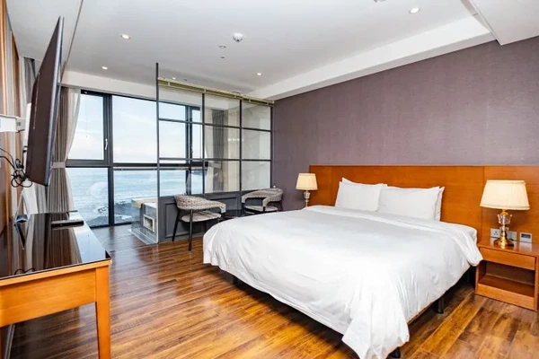 [Suggested Plan] Superior Terrace Ocean – Free extra guests up to max occupancy